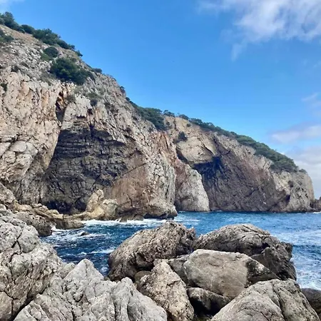 In Costa Brava Near Sandy 公寓